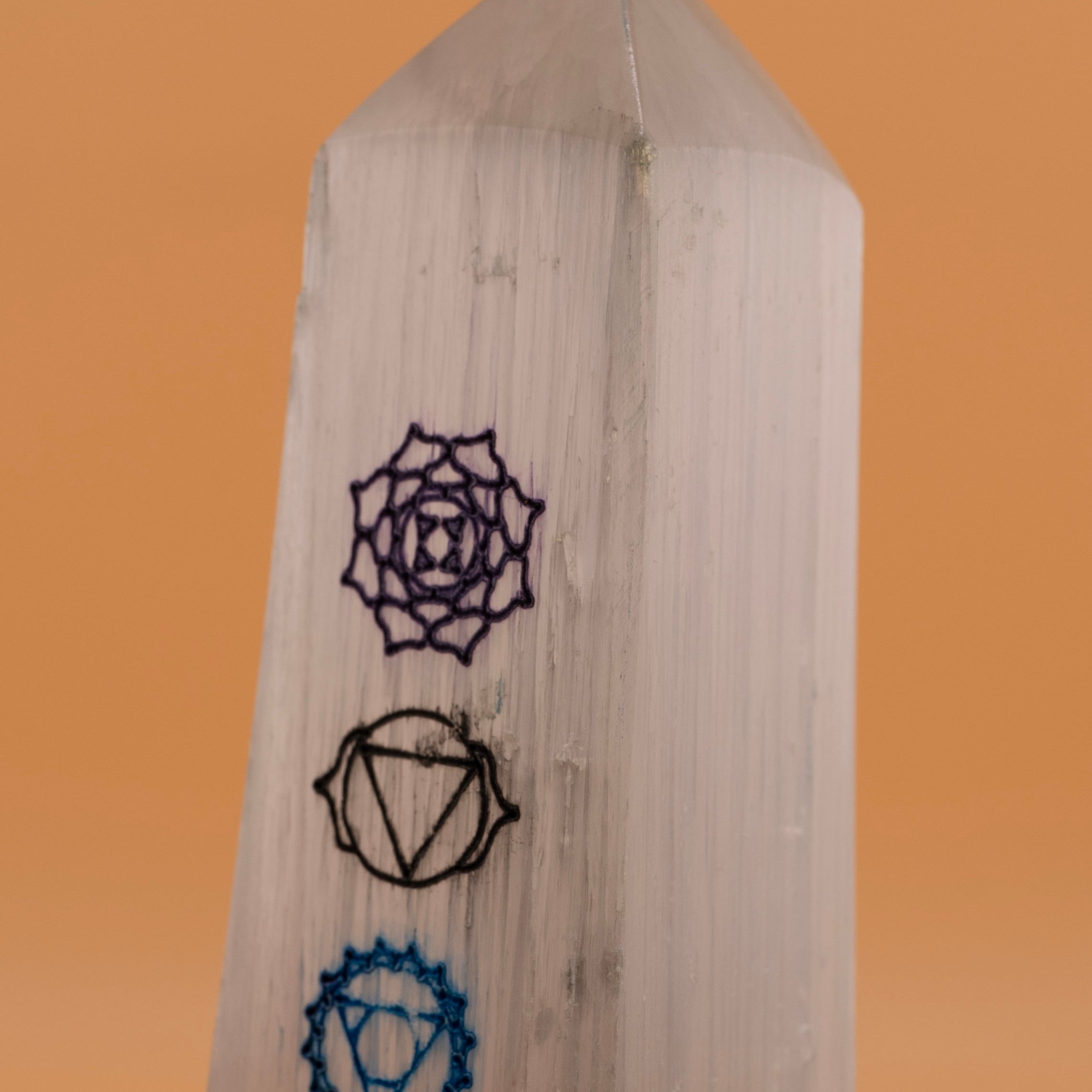 Selenite Crystal Tower with 7 Chakra Engravings – Natural Healing Stone Obelisk for Energy Cleansing, Meditation & Reiki – Spiritual Décor and Chakra Balancing Tool