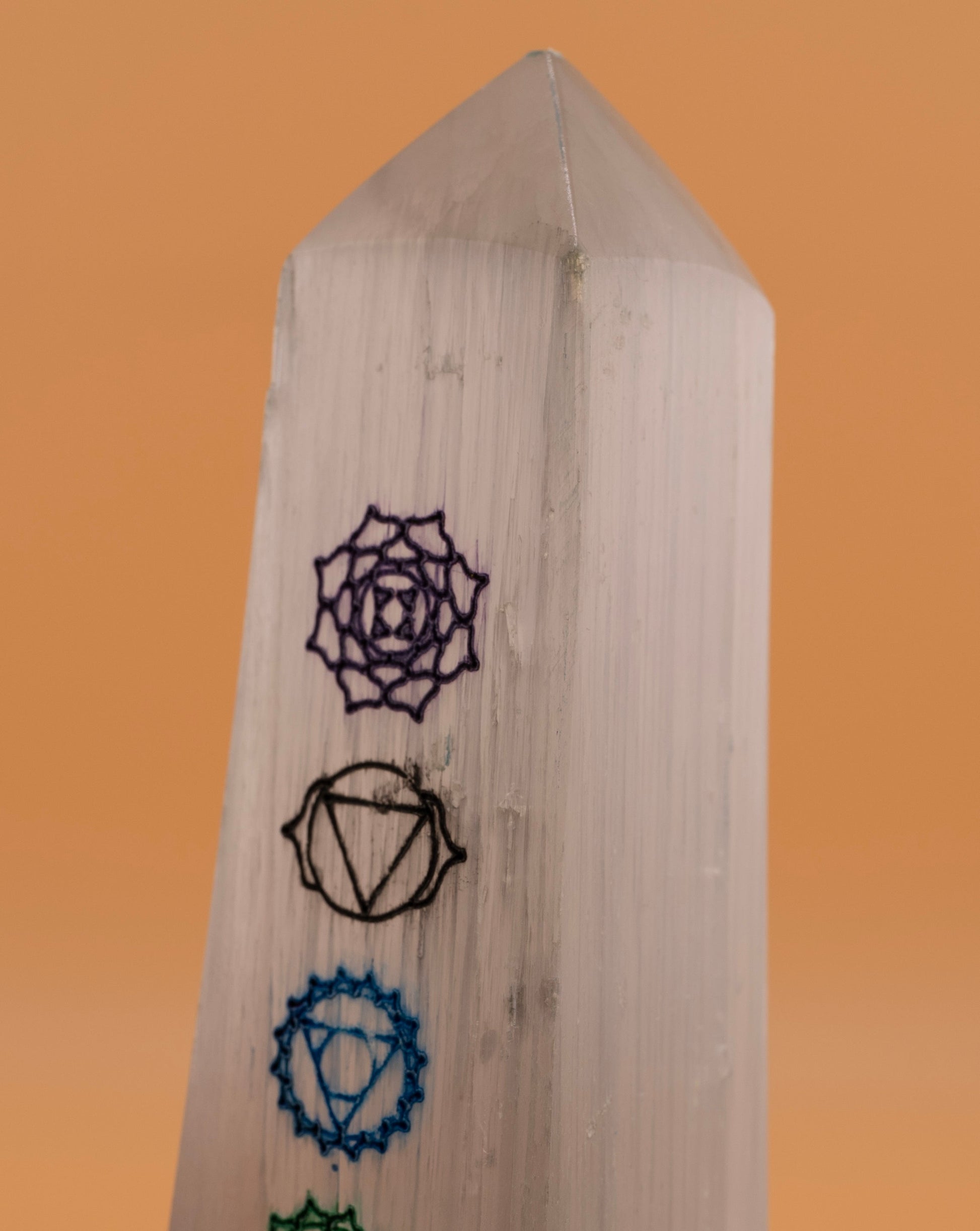Selenite Crystal Tower with 7 Chakra Engravings – Natural Healing Stone Obelisk for Energy Cleansing, Meditation & Reiki – Spiritual Décor and Chakra Balancing Tool